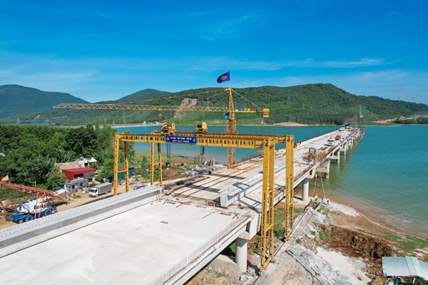Tăng tốc thi công cầu vượt hồ Yên Mỹ trên tuyến cao tốc Bắc-Nam